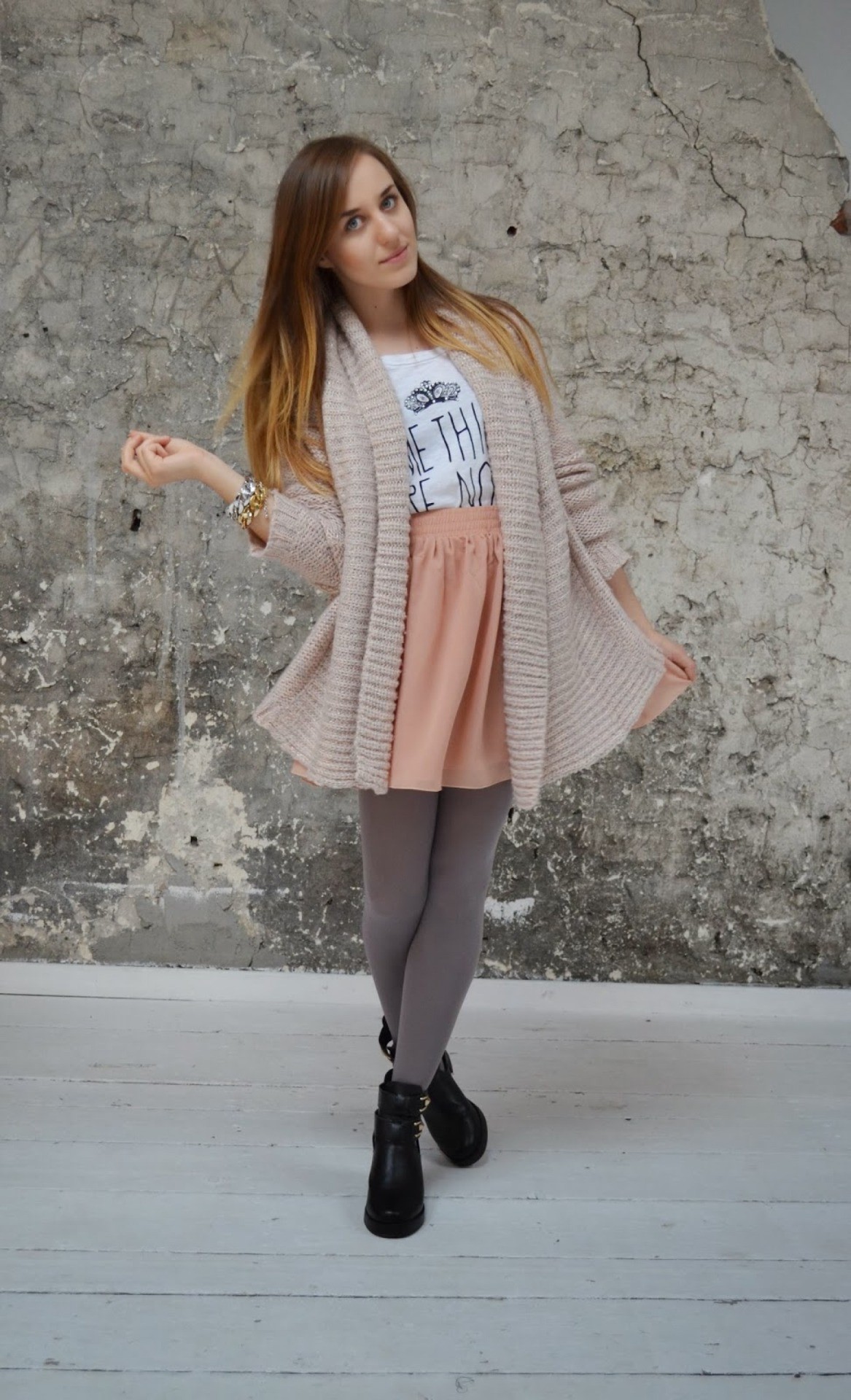 STAY STYLISH AND WARM: 5 WAYS TO ROCK PANTYHOSE IN WINTER